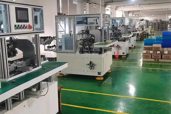 Fully automatic magnetic flux and magnetic moment detector